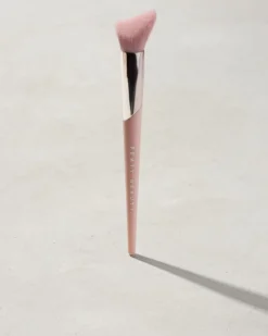 Cheek-Hugging Highlight Brush 120