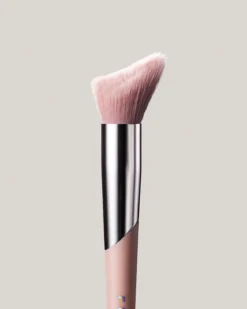 Cheek-Hugging Highlight Brush 120
